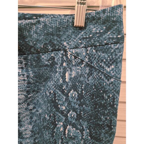 Larry Levine Women's Blue Snake Print Capri Pants Size 10 - Picture 4 of 6